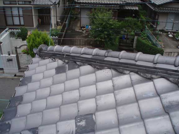 (1)葺き替え工事前の屋根です。