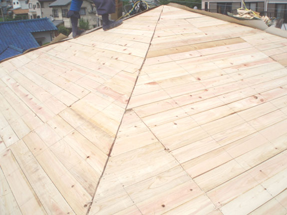 (3)屋根地板の状態を確認し、必要であれば張替え・補強をします。