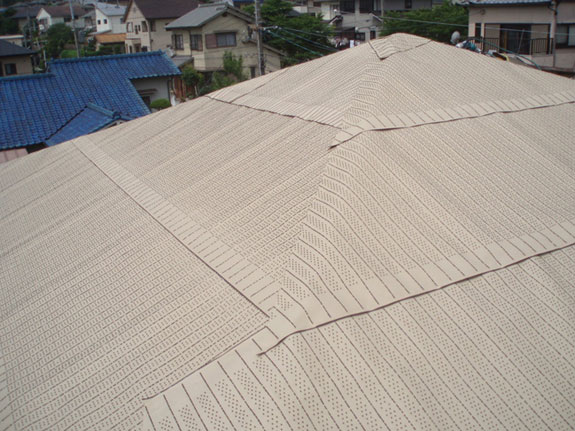 (4)屋根の下地材・ルーフイングを貼っていきます。